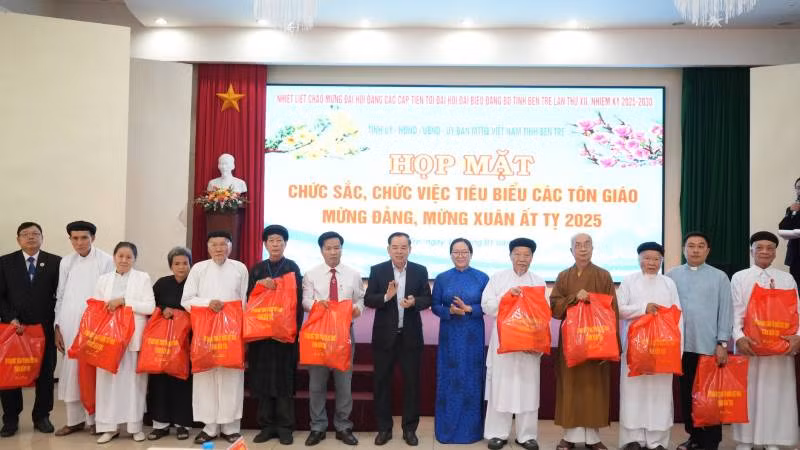 Lãnh đạo tỉnh Bến Tre tặng quà lưu niệm cho chức sắc tiêu biểu các tôn giáo. (Ảnh: HOÀNG TRUNG)