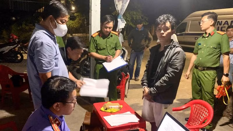 Đối tượng Nguyên (áo đen) bị khởi tố, bắt tạm giam để điều tra hành vi mua bán trái phép chất ma túy. (Ảnh: HOÀNG TRUNG)