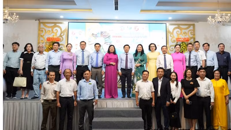 Đại biểu tham dự Diễn đàn chụp ảnh lưu niệm.