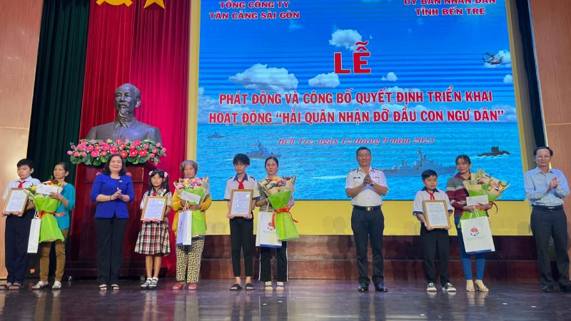 Đại biểu tham dự buổi lễ trao quyết định đỡ đầu 5 con em ngư dân.