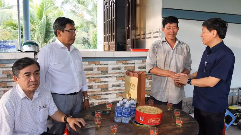 Lãnh đạo tỉnh Bến Tre gặp gỡ, thăm hỏi người dân đồng thuận bàn giao mặt bằng cho đơn vị thi công. (Ảnh: HOÀNG TRUNG)