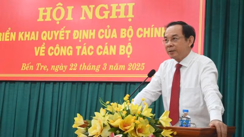 Đồng chí Nguyễn Văn Nên phát biểu giao nhiệm vụ cho đồng chí Hồ Thị Hoàng Yến. (Ảnh: HOÀNG TRUNG)