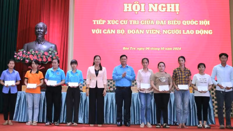 Tặng quà cho công nhân có hoàn cảnh khó khăn. (Ảnh: HOÀNG TRUNG)