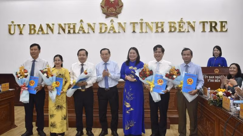 Lãnh đạo tỉnh Bến Tre trao quyết định bổ nhiệm Ban Giám đốc Sở Khoa học và Công nghệ. (Ảnh: HOÀNG TRUNG)