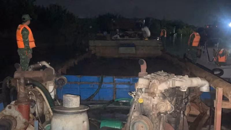 Phương tiện vận chuyển cát san lấp không có nguồn gốc bị lập biên bản xử lý. (Ảnh: HOÀNG TRUNG)