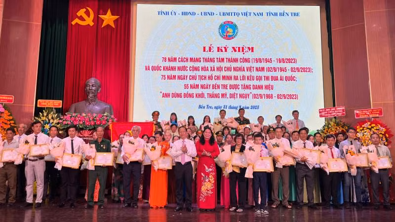 Tỉnh Bến Tre khen thưởng tập thể, cá nhân đạt thành tích xuất sắc.