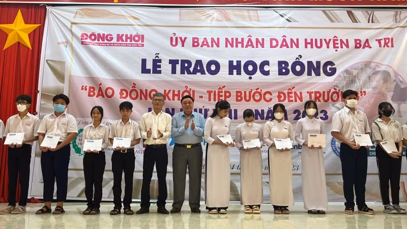 Ban Tổ chức trao học bổng cho học sinh nghèo, vượt khó học giỏi.
