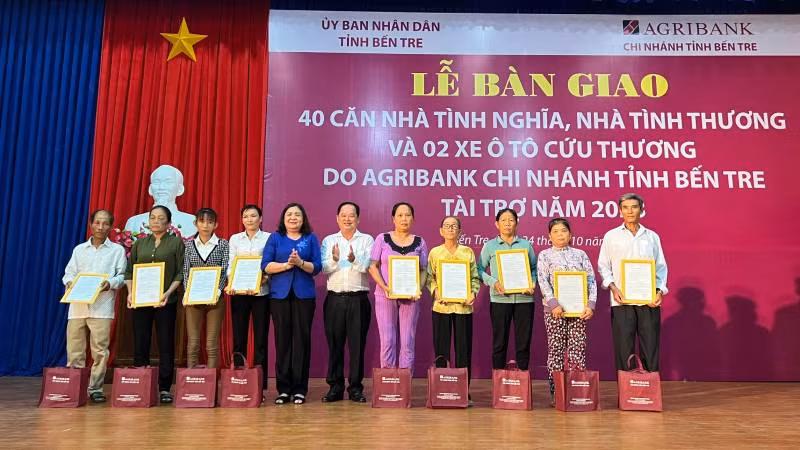 Lãnh đạo tỉnh Bến Tre trao quyết định bàn giao nhà và quà cho gia đình chính sách, hộ nghèo khó khăn về nhà ở.