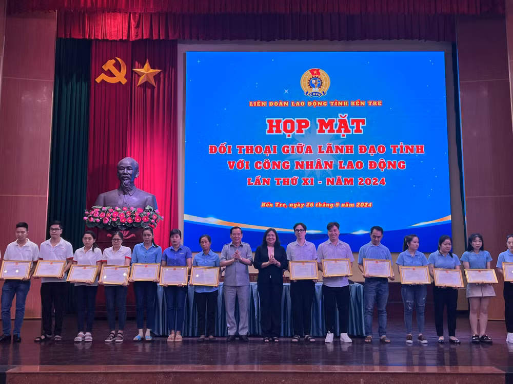 Lãnh đạo tỉnh Bến Tre trao Bằng khen cho cá nhân có thành tích xuất sắc trong lao động, sản xuất năm 2023.