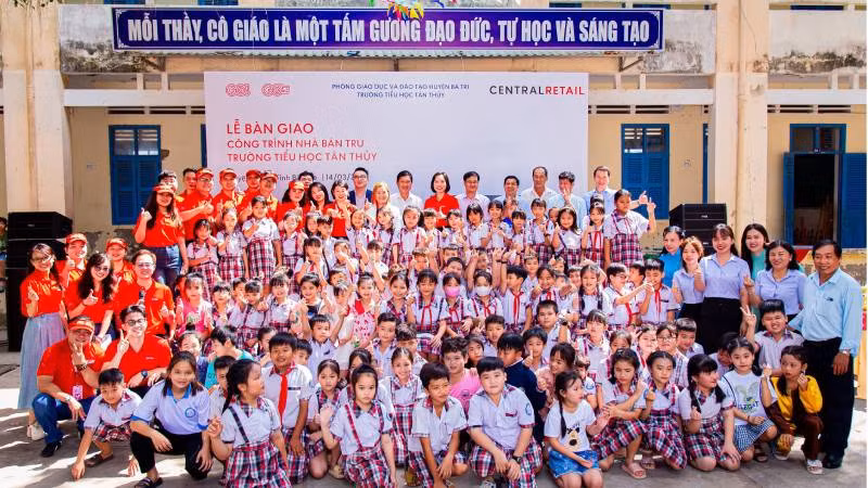 Thầy và trò Trường Tiểu học Tân Thủy vui mừng khi có Nhà bán trú cho học sinh