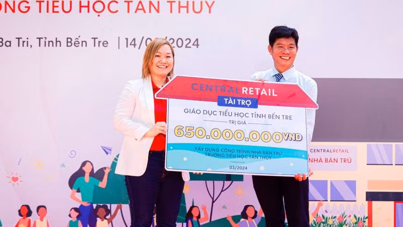 Đại diện nhà tài trợ bàn giao công trình nhà bán trú cho Trường Tiểu học Tân Thủy.