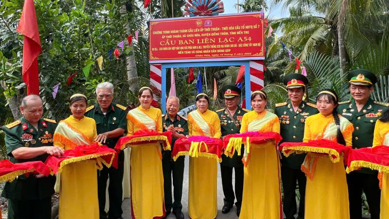 Đoàn thiện nguyện thực hiện nghi thức cắt băng khánh thành cầu nông thôn tại xã Châu Hòa (huyện Giồng Trôm, tỉnh Bến Tre).