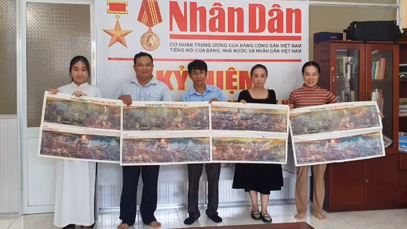 Bạn đọc đến nhận phụ san tranh panorama miễn phí.