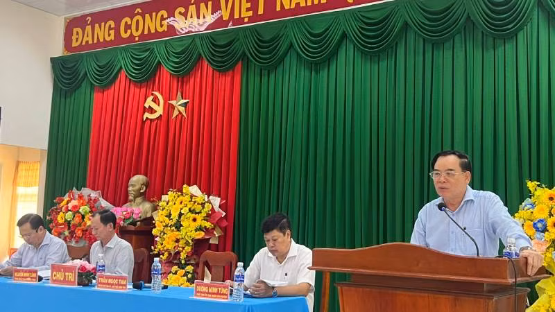 Chủ tịch Ủy ban nhân dân tỉnh Bến Tre Trần Ngọc Tam phát biểu tại buổi đối thoại.