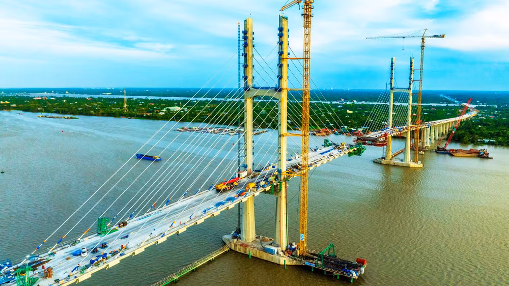 Cầu chính dây văng cầu Rạch Miễu 2 chuẩn bị hợp long vào dịp 30/4. (Ảnh: TRUNG HIẾU)