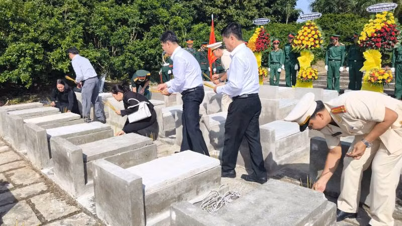 Lãnh đạo tỉnh Bến Tre thắp nhang tại nghĩa trang liệt sĩ huyện Châu Thành. (Ảnh: HOÀNG TRUNG)