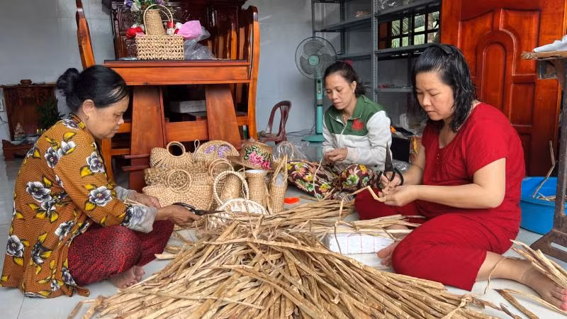 Nghề đan lục bình tạo việc làm cho nhiều phụ nữ nông thôn.