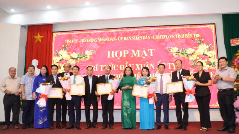 Tỉnh Bến Tre tôn vinh 5 trí thức có nhiều sáng kiến, ứng dụng khoa học công nghệ cho sự phát triển của địa phương. (Ảnh: HOÀNG TRUNG)