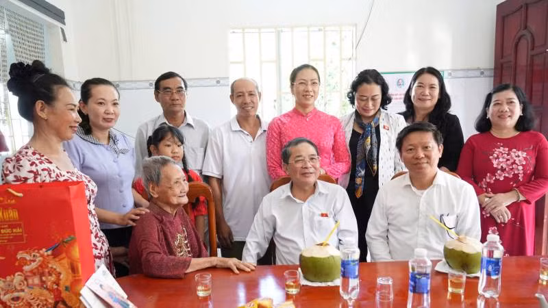 Phó Chủ tịch Quốc hội Nguyễn Đức Hải cùng đoàn công tác thăm Mẹ Việt Nam anh hùng Lê Thị Hai, ngụ xã Châu Hòa, huyện Giồng Trôm, tỉnh Bến Tre. (Ảnh: HOÀNG TRUNG)