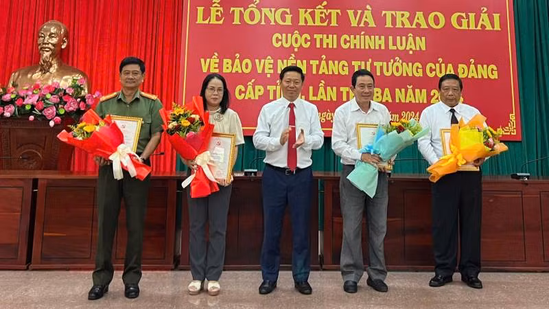 Phó Bí thư Thường trực Tỉnh ủy Bến Tre Trần Thanh Lâm trao giải cho các tập thể có thành tích xuất sắc. (Ảnh: HOÀNG TRUNG)