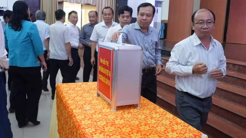 Cán bộ, công chức, viên chức tỉnh Bến Tre ủng hộ đồng bào miền bắc thiệt hại do bão số 3 gây ra. (Ảnh: HOÀNG TRUNG)