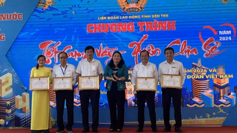 Lãnh đạo tỉnh trao Bằng khen cho tập thể có thành tích ủng hộ vật chất chăm lo đoàn viên, lao động gặp khó khăn.