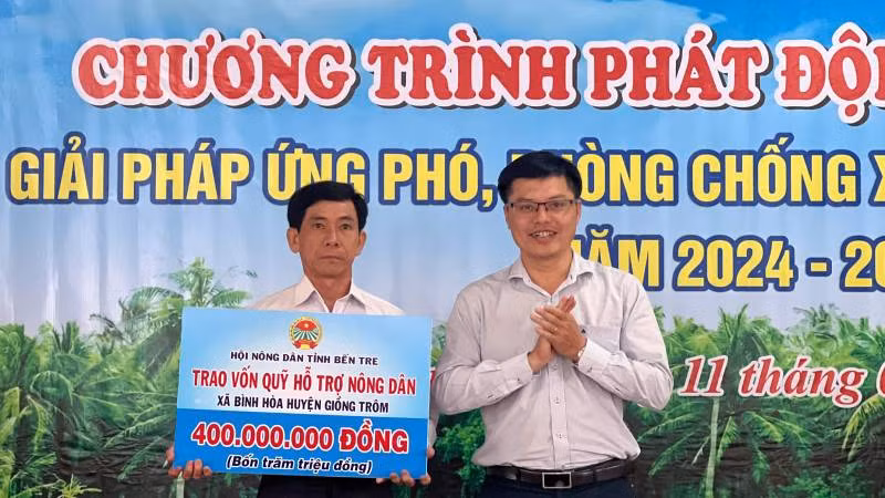Hội Nông dân tỉnh Bến Tre trao vốn quỹ hỗ trợ nông dân. (Ảnh: HOÀNG TRUNG)