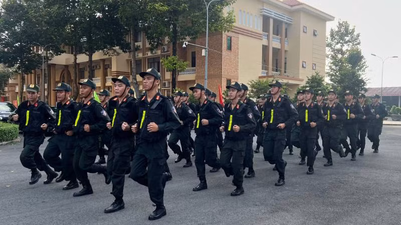 Cán bộ chiến sĩ Công an tỉnh Bến Tre ra quân thực hiện cao điểm tấn công, trấn áp tội phạm.