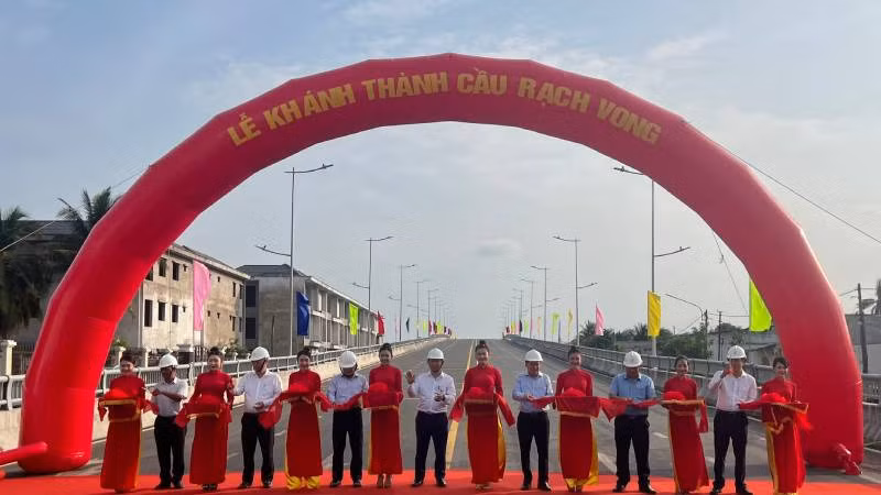 Lãnh đạo tham dự lễ thực hiện nghi thức cắt băng khánh thành cầu Rạch Vong. (Ảnh: HOÀNG TRUNG)