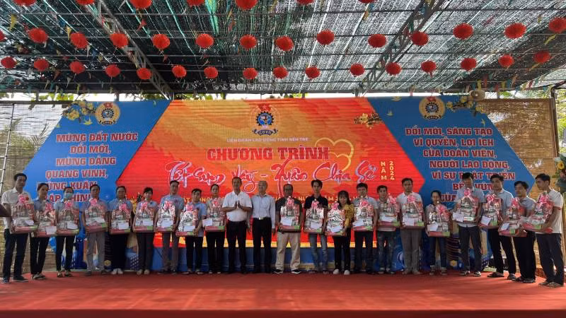 Trao quà cho đoàn viên công đoàn không có điều kiện về quê đón Tết.