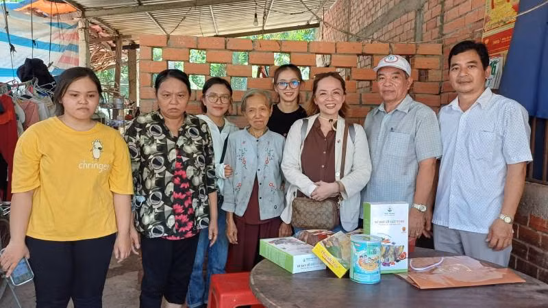 Đoàn công tác thăm gia đình hội viên là nông dân khó khăn tại xã Hưng Phong, huyện Giồng Trôm, tỉnh Bến Tre.