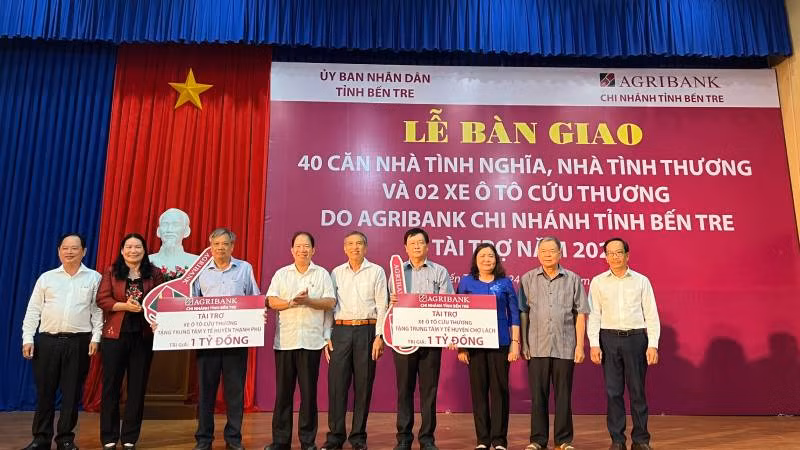 Lãnh đạo tỉnh Bến Tre cùng đơn vị tài trợ bàn giao 2 xe cứu thương cho Trung tâm Y tế huyện Chợ Lách và Thạnh Phú.