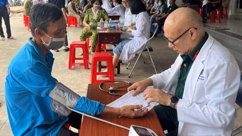 Đoàn thiện nguyện tổ chức khám bệnh, phát thuốc miễn phí cho người dân xã Châu Hòa và Lương Hòa (huyện Giồng Trôm, tỉnh Bến Tre).