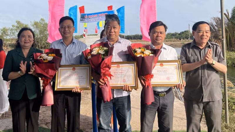Lãnh đạo tỉnh Bến Tre trao Bằng khen cho tập thể và cá nhân tích cực đóng góp xây dựng cầu Rạch Bà 1
