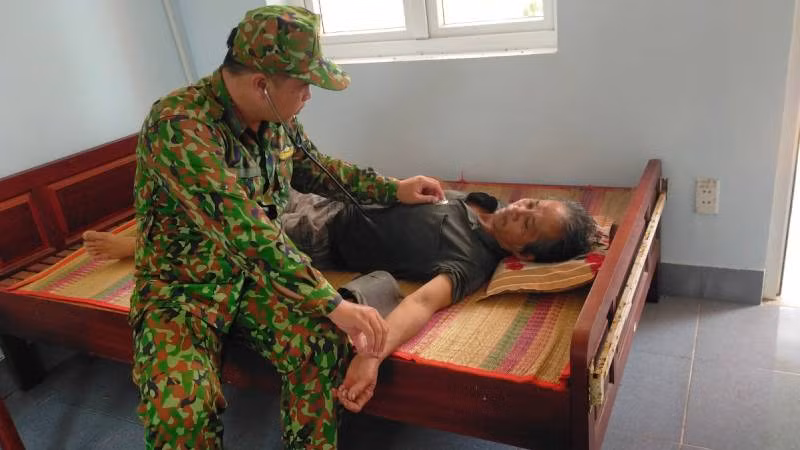 Sức khỏe thuyền viên ổn định sau khi được đưa vào bờ.