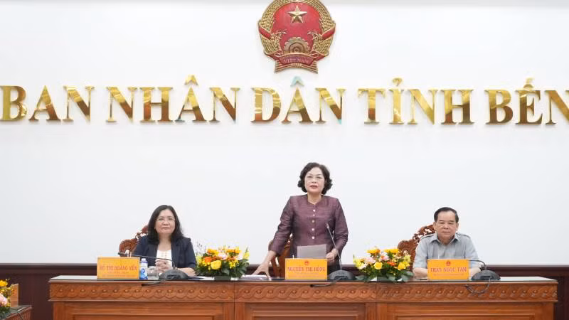 Thống đốc Ngân hàng Nhà nước Việt Nam Nguyễn Thị Hồng phát biểu tại buổi làm việc. (Ảnh: HOÀNG TRUNG)