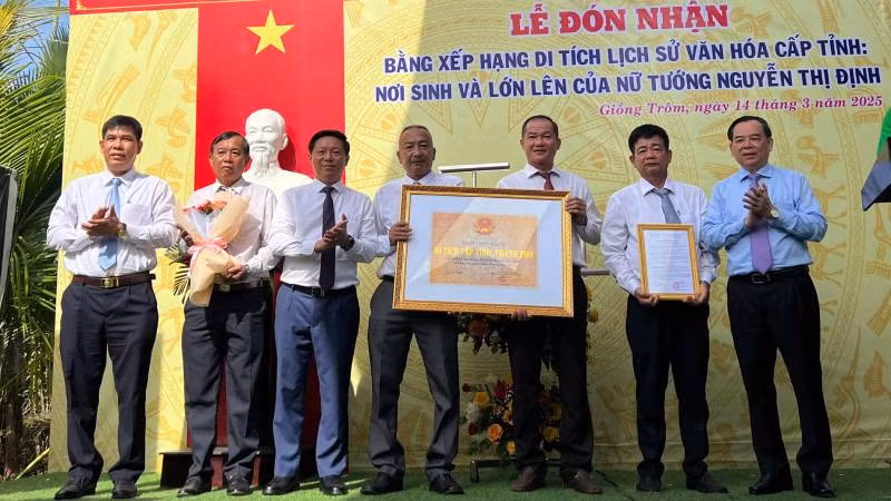 Lãnh đạo tỉnh Bến Tre trao Bằng xếp hạng Di tích lịch sử văn hóa cấp tỉnh "Nơi sinh ra và lớn lên của Nữ tướng Nguyễn Thị Định". (Ảnh: HOÀNG TRUNG)