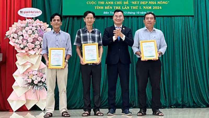 Ban tổ chức trao giải cho các tác giả đoạt giải Cuộc thi ảnh "Nét đẹp nhà nông". (Ảnh: HOÀNG TRUNG)