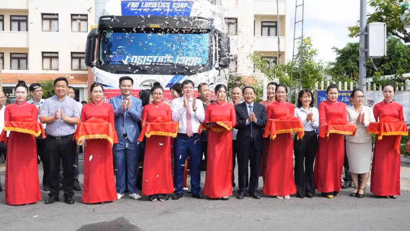 Nghi thức cắt băng xuất khẩu chính ngạch dừa tươi Bến Tre sang thị trường Trung Quốc. (Ảnh: HOÀNG TRUNG)