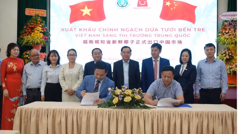 Ký kết hợp đồng mua bán dừa giữa doanh nghiệp Trung Quốc và Việt Nam. (Ảnh: HOÀNG TRUNG)