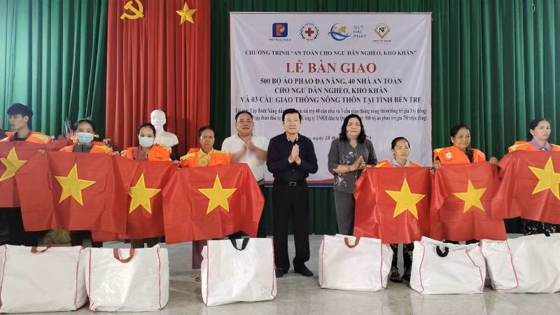 Lãnh đạo tham dự buổi lễ trao tặng áo phao, cờ Tổ quốc cho ngư dân.