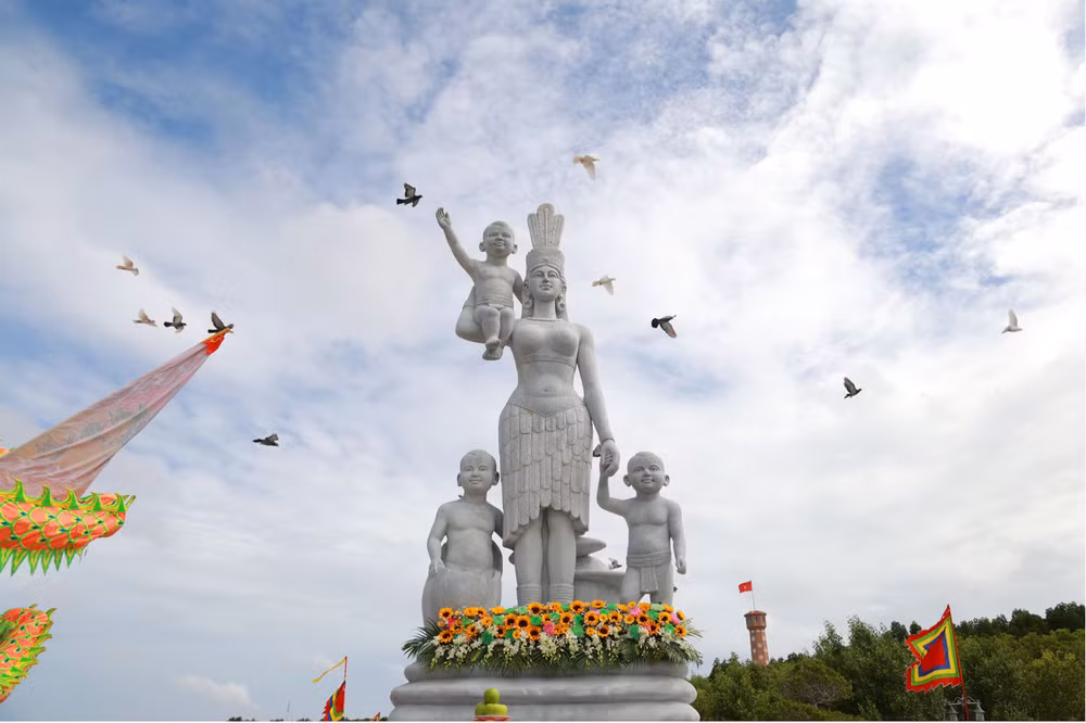 Tượng đài Mẹ ở Mũi Cà Mau.