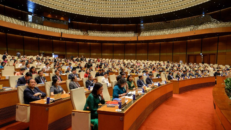 Các đại biểu tham quan triển lãm "50 năm văn học, nghệ thuật Việt Nam đồng hành với dân tộc".