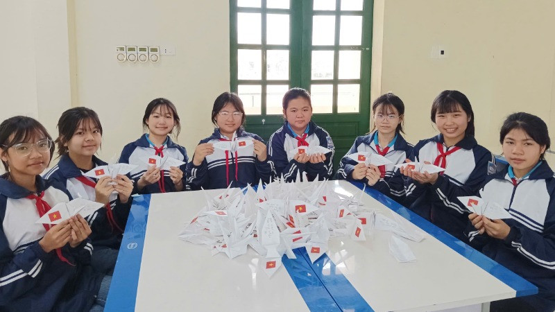 Các em học sinh gấp hạc giấy gửi ra quần đảo Trường Sa.