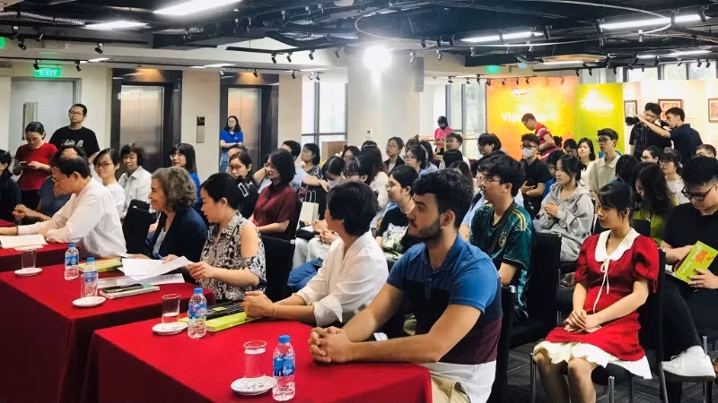 Đông đảo khách mời và bạn đọc có mặt tại buổi giao lưu, ra mắt sách.