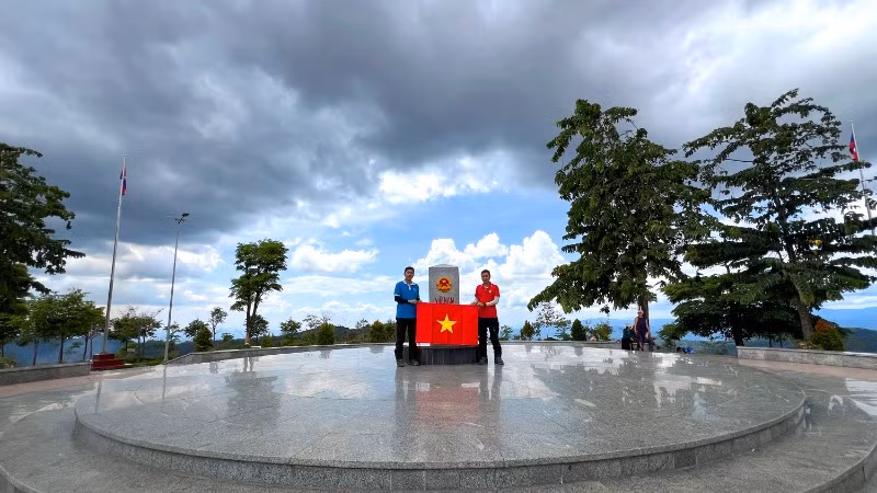 Tự hào, rưng rưng khi thăm cột mốc thiêng liêng.