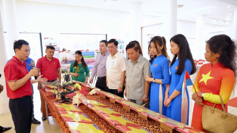 Cờ Tổ quốc từng tung bay ở quần đảo Trường Sa được bảo quản, giới thiệu trang trọng. Cờ Tổ quốc từng tung bay ở quần đảo Trường Sa được bảo quản, giới thiệu trang trọng.