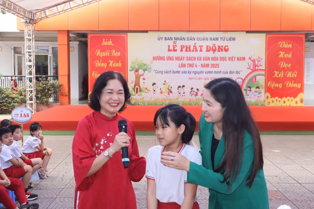 Nhà giáo Nguyễn Thị Lan Phương (bên trái), Hiệu trưởng trường tiểu học Phú Đô giao lưu cùng diễn giả và học sinh.