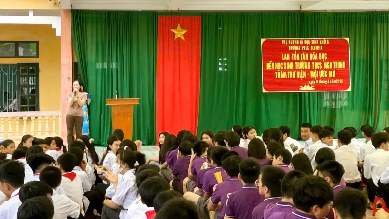 Phụ huynh trường Olympia chia sẻ cảm xúc tại buổi giao lưu.