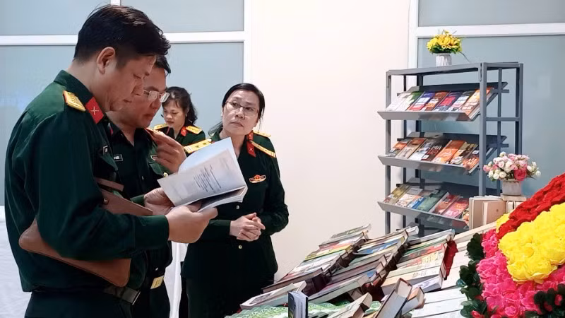 Các đại biểu tham quan khu vực trưng bày sách của Thư viện Quân đội.